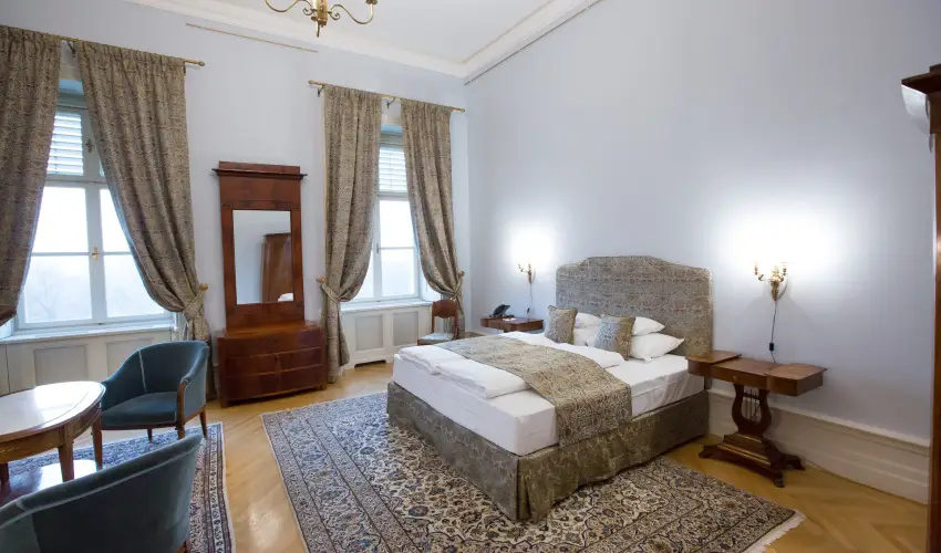 Krolyi Kastly Hotel & Restaurant  Fehrvrcsurg - Augusztus 20.