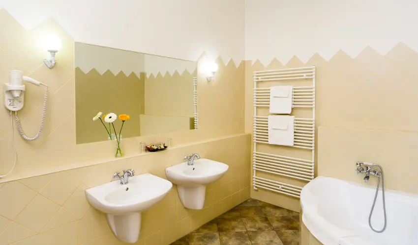 Krolyi Kastly Hotel & Restaurant  Fehrvrcsurg - Augusztus 20.