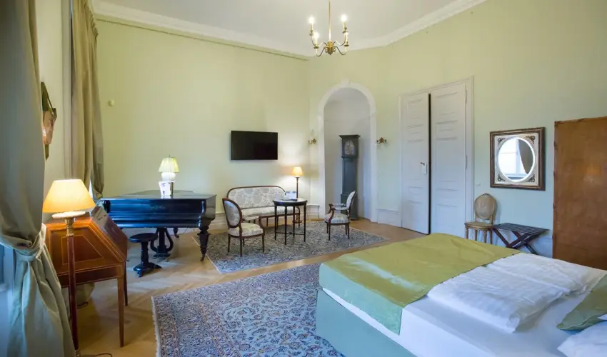 Krolyi Kastly Hotel & Restaurant  Fehrvrcsurg - Augusztus 20.