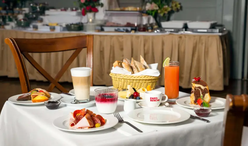 Krolyi Kastly Hotel & Restaurant  Fehrvrcsurg - Augusztus 20.