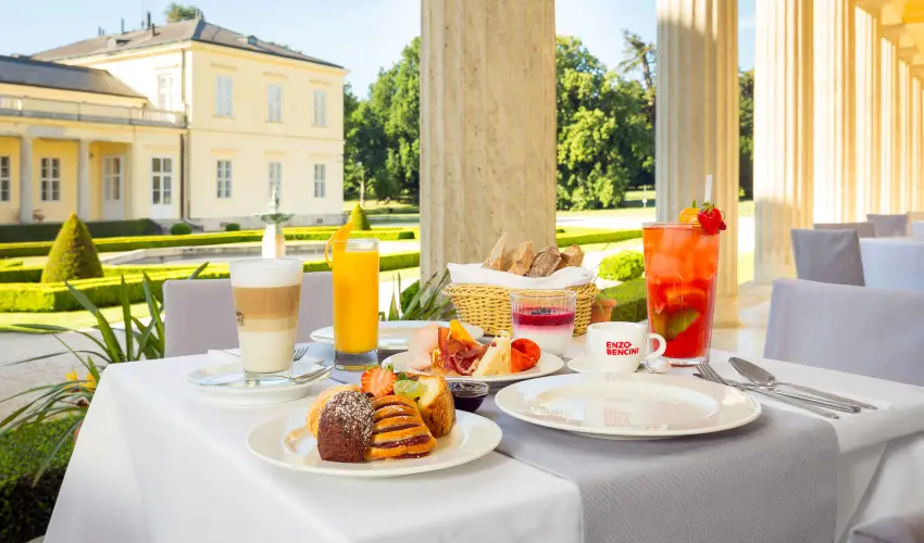 Krolyi Kastly Hotel & Restaurant  Fehrvrcsurg - Augusztus 20.