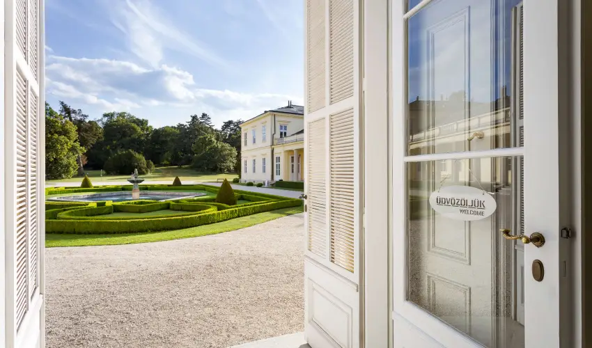 Krolyi Kastly Hotel & Restaurant  Fehrvrcsurg - Augusztus 20.