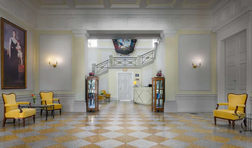 Krolyi Kastly Hotel & Restaurant  Fehrvrcsurg - Augusztus 20.