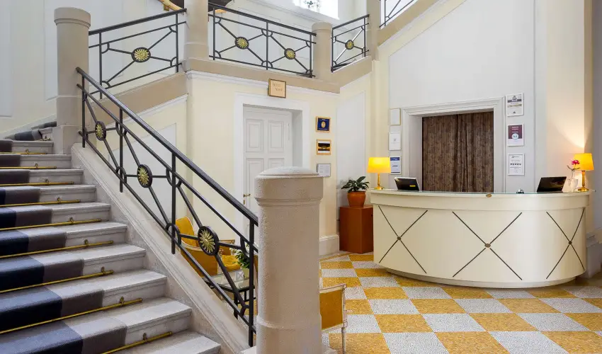 Krolyi Kastly Hotel & Restaurant  Fehrvrcsurg - Augusztus 20.