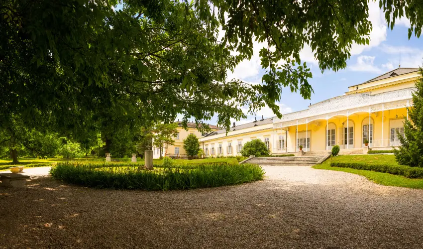 Krolyi Kastly Hotel & Restaurant  Fehrvrcsurg - Augusztus 20.