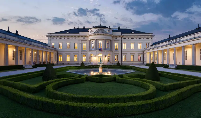 Krolyi Kastly Hotel & Restaurant  Fehrvrcsurg - Augusztus 20.