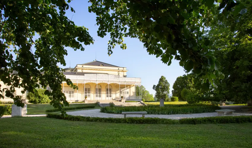 Krolyi Kastly Hotel & Restaurant  Fehrvrcsurg - Augusztus 20.