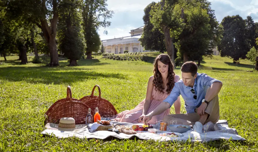 Krolyi Kastly Hotel & Restaurant  Fehrvrcsurg - Augusztus 20.