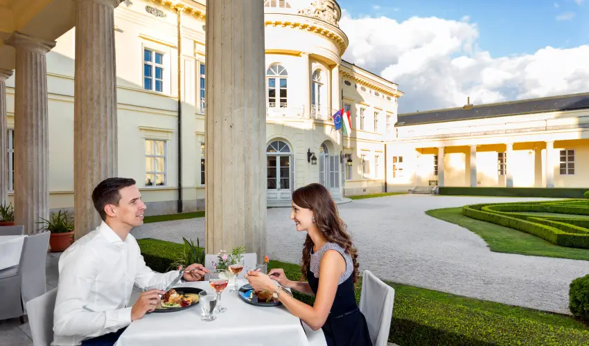 Krolyi Kastly Hotel & Restaurant  Fehrvrcsurg - Augusztus 20.