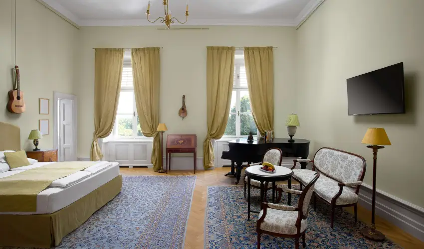 Krolyi Kastly Hotel & Restaurant  Fehrvrcsurg - Augusztus 20.