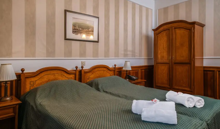 Kastlyhotel Sasvr Pardsasvr - Augusztus 20. (min. 2 j)