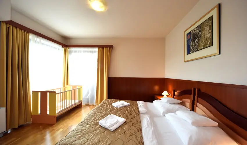 Hotel Kum�nia Kis�jsz�ll�s - Augusztus 20. (min. 2 �j)