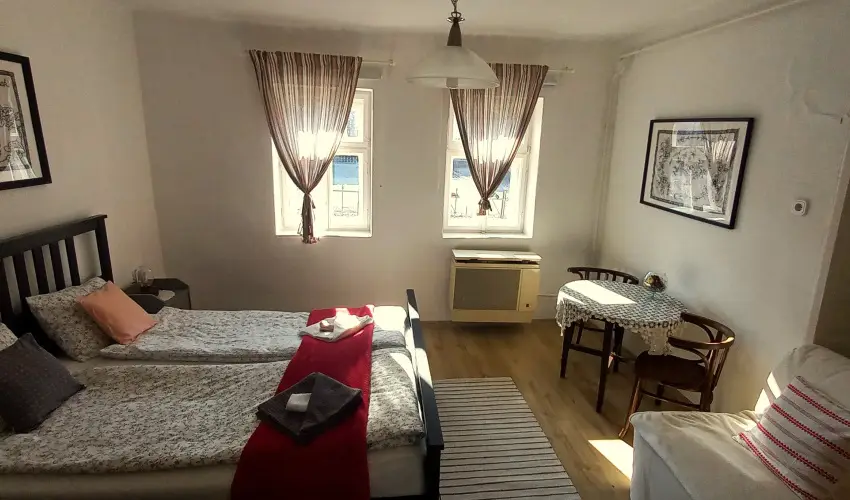 Lank�s Vend�gh�z Holl�k� - Augusztus 20. (min. 2 �j)