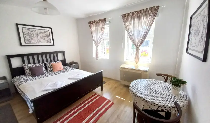 Lank�s Vend�gh�z Holl�k� - Augusztus 20. (min. 2 �j)