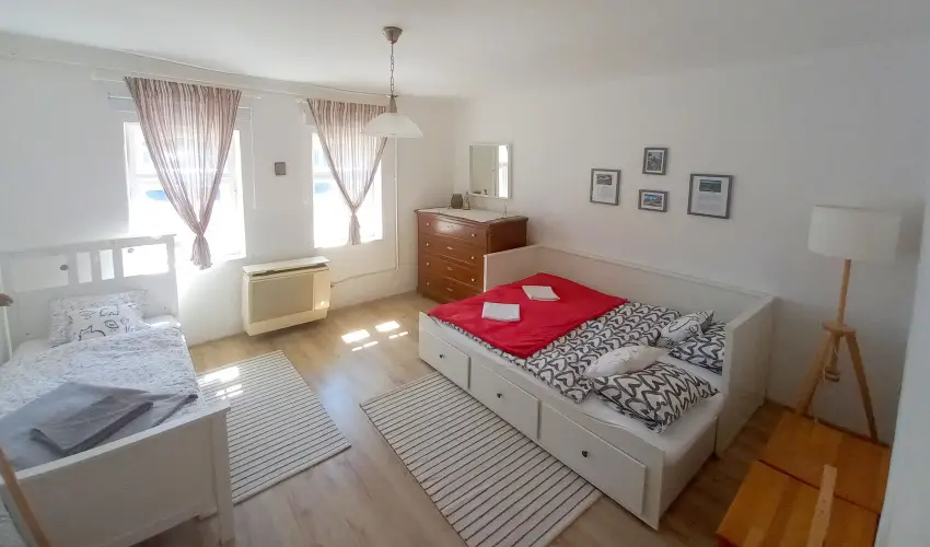 Lank�s Vend�gh�z Holl�k� - Augusztus 20. (min. 2 �j)