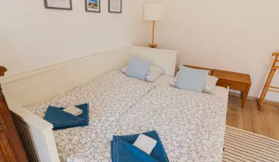 Lank�s Vend�gh�z Holl�k�