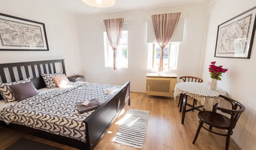 Lank�s Vend�gh�z Holl�k� - Augusztus 20. (min. 2 �j)