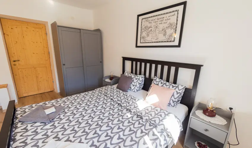 Lank�s Vend�gh�z Holl�k� - Augusztus 20. (min. 2 �j)