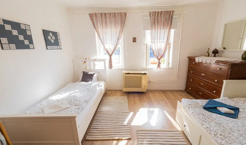 Lank�s Vend�gh�z Holl�k� - Augusztus 20. (min. 2 �j)