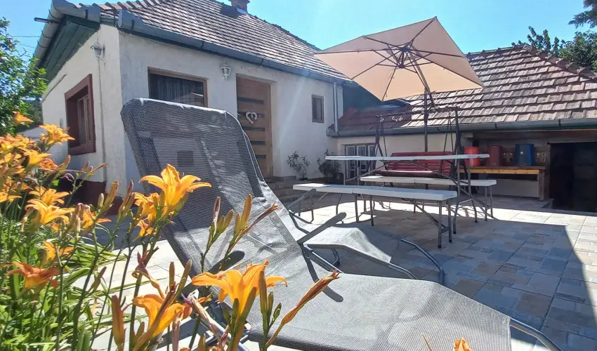 Lank�s Vend�gh�z Holl�k� - Augusztus 20. (min. 2 �j)