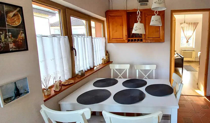 Lank�s Vend�gh�z Holl�k� - Augusztus 20. (min. 2 �j)