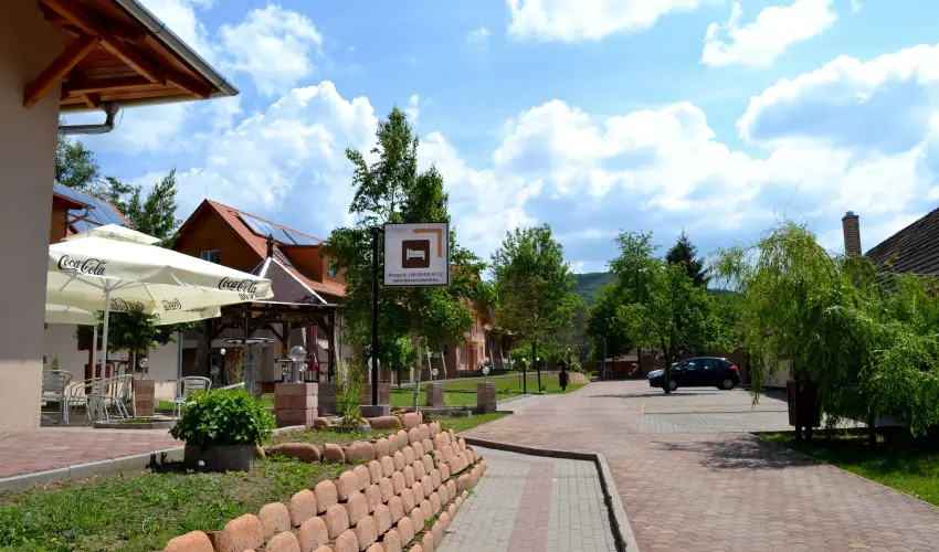 Malomkert Hotel Nagyb�rzs�ny - Augusztus 20.