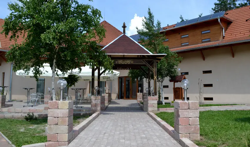 Malomkert Hotel Nagyb�rzs�ny - Augusztus 20.