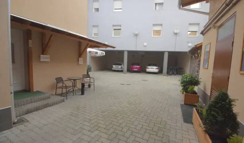 Hotel Vad�szk�rt Sz�kesfeh�rv�r - Augusztus 20.