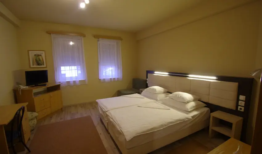 Hotel Vad�szk�rt Sz�kesfeh�rv�r - Augusztus 20.