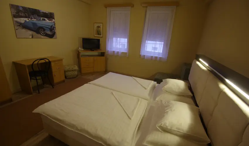 Hotel Vad�szk�rt Sz�kesfeh�rv�r - Augusztus 20.