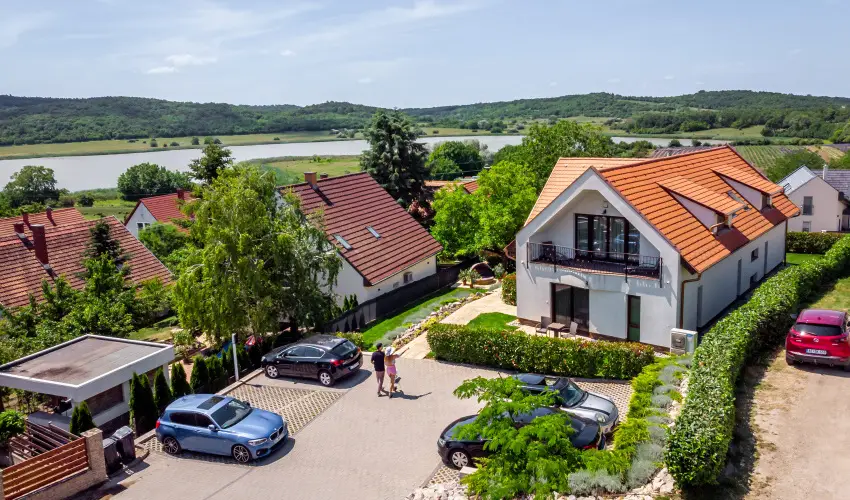 Pilger Vend�gh�z Tihany - Augusztus 20. (min. 4 �j)