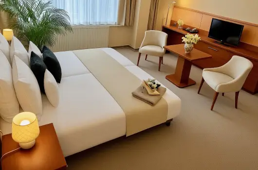 Pl�za Hotel Gyula - Augusztus 20.