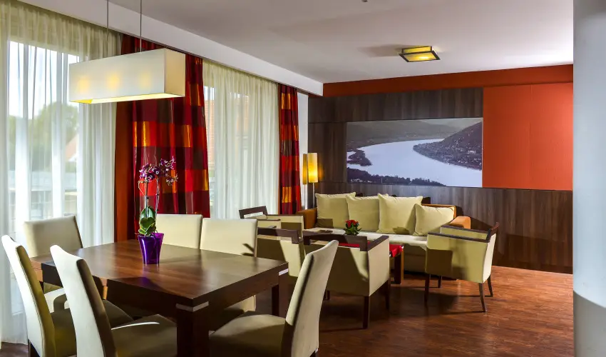 Royal Club Hotel Visegrd - Augusztus 20. (min. 3 j)