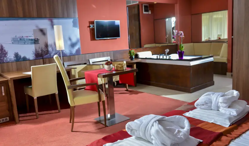 Royal Club Hotel Visegrd - Augusztus 20. (min. 3 j)