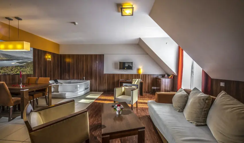 Royal Club Hotel Visegrd - Augusztus 20. (min. 3 j)