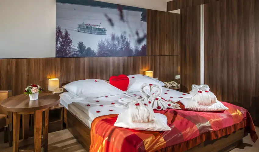 Royal Club Hotel Visegrd - Augusztus 20. (min. 3 j)