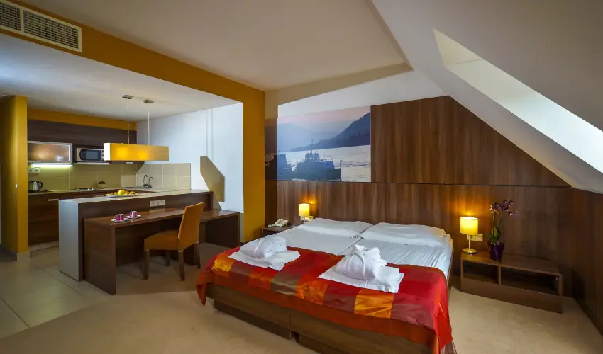 Royal Club Hotel Visegrd - Augusztus 20. (min. 3 j)