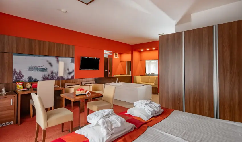 Royal Club Hotel Visegrd - Augusztus 20. (min. 3 j)