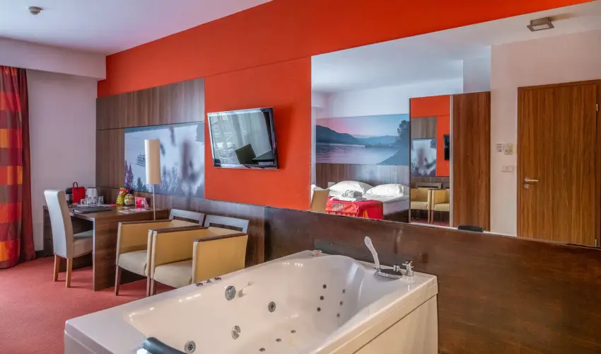 Royal Club Hotel Visegrd - Augusztus 20. (min. 3 j)