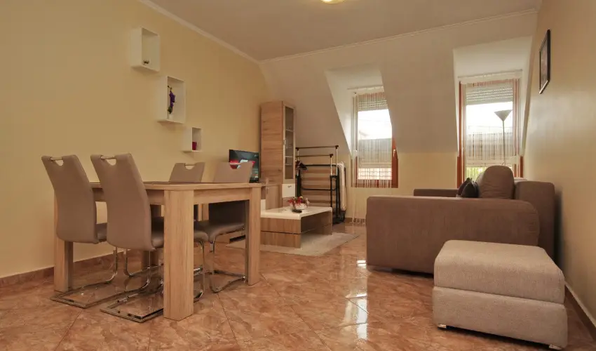 Szam�c�s Apartman Gyula - Augusztus 20. (min. 4 �j)