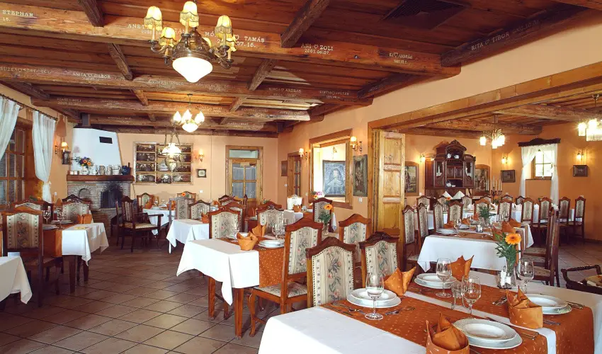 Sz�rcsa Hotel Sz�kesfeh�rv�r - Augusztus 20.