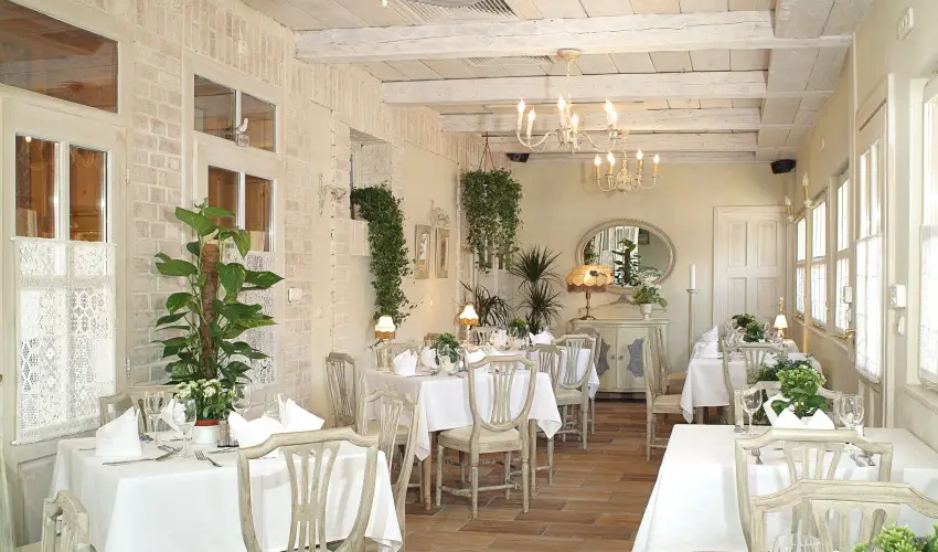 Sz�rcsa Hotel Sz�kesfeh�rv�r - Augusztus 20.