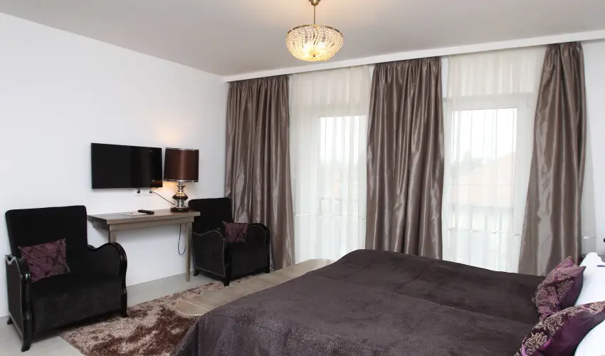 Sz�rcsa Hotel Sz�kesfeh�rv�r - Augusztus 20.