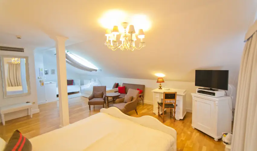 Sz�rcsa Hotel Sz�kesfeh�rv�r - Augusztus 20.