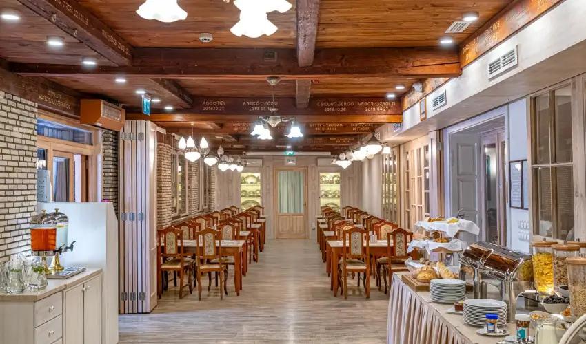Sz�rcsa Hotel Sz�kesfeh�rv�r - Augusztus 20.