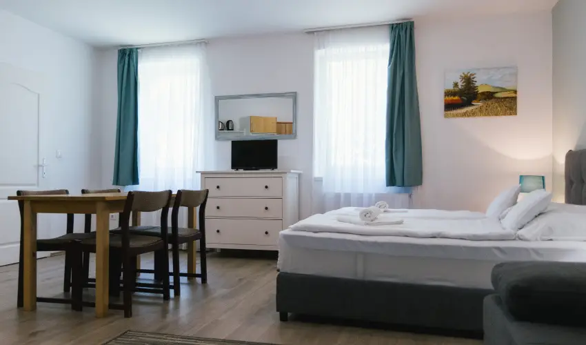 T�-Part Panzi� & Rendezv�nyk�zpont K�szeg - Augusztus 20.