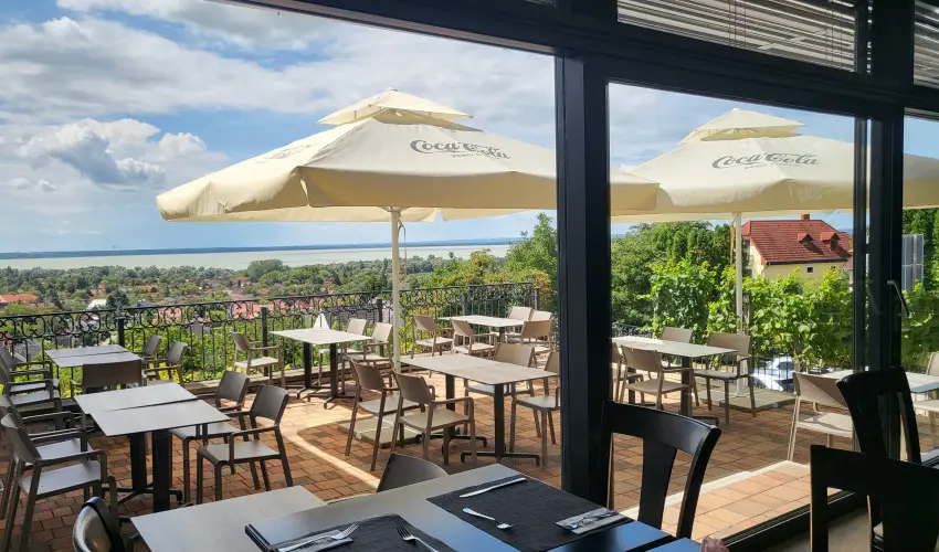 Zenit Hotel Balaton Vonyarcvashegy - Augusztus 20. (min. 2 j)