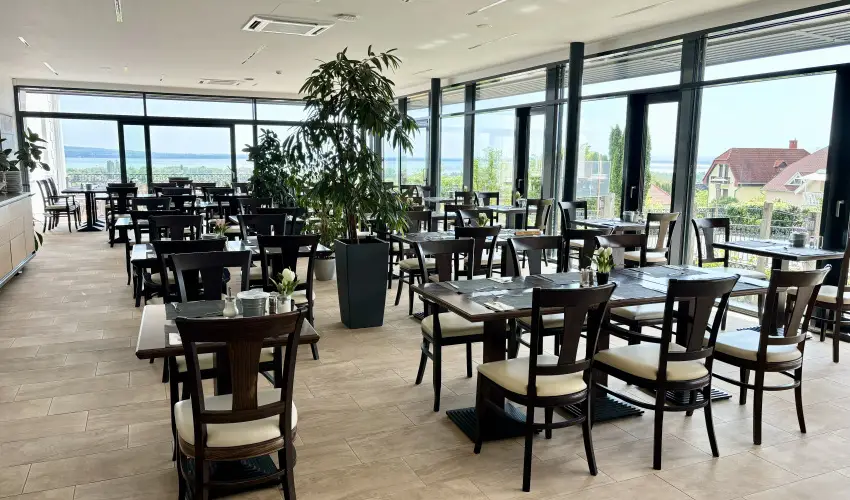 Zenit Hotel Balaton Vonyarcvashegy - Augusztus 20. (min. 2 j)