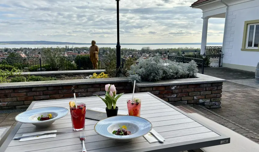 Zenit Hotel Balaton Vonyarcvashegy - Augusztus 20. (min. 2 j)